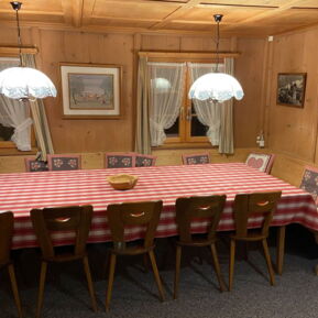 Ferienhaus Cresta: Dining room table