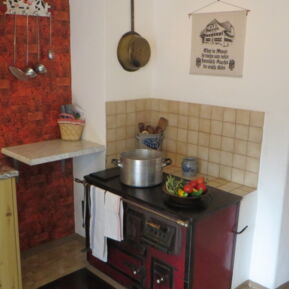 Ferienhaus Cresta mit Holzherd in der Küche