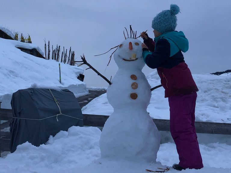 Building a snowman at the Ferienhaus Cresta